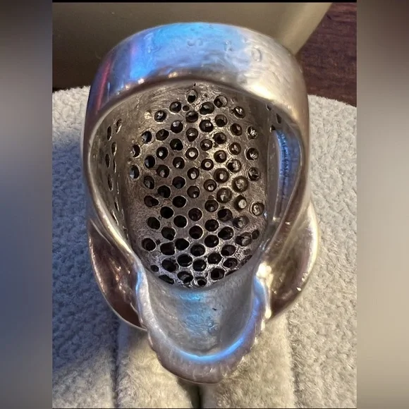 VIVIENNE WESTWOOD 925 SILVER SKULL RING W/SWAROVSKI CRYSTALS, SZ. 6,  & BOX! - Picture 7 of 7